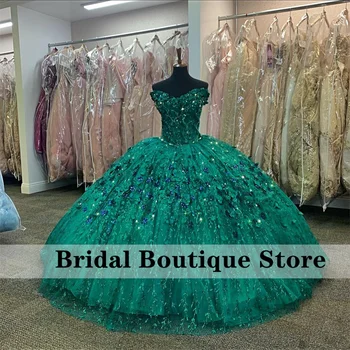 Zümrüt Yeşil Prenses Quinceanera Elbiseler 2023 Kapalı Omuz Sparkly Kristal Aplikler Tatlı 16 Balo Elbise Doğum Günü
